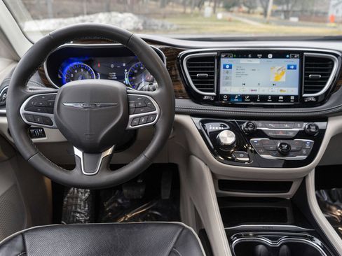 Used 2023 Chrysler Pacifica Limited image 13