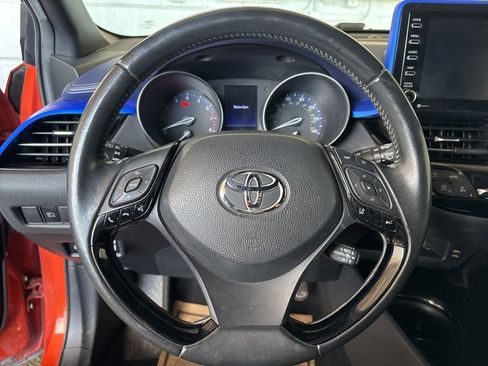 Used 2020 Toyota C-HR XLE FWD image 13