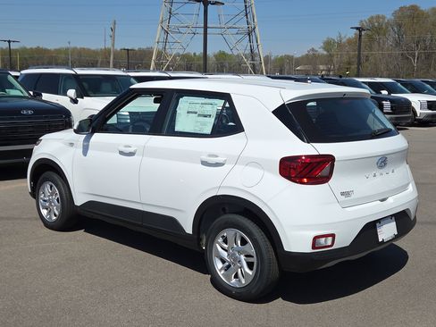 New 2026 Hyundai Venue SE image 3