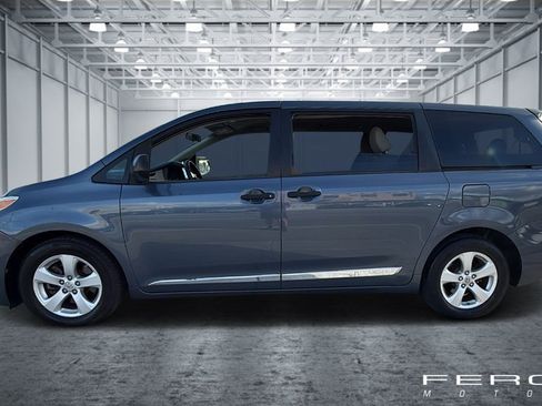 Used 2017 Toyota Sienna L image 2