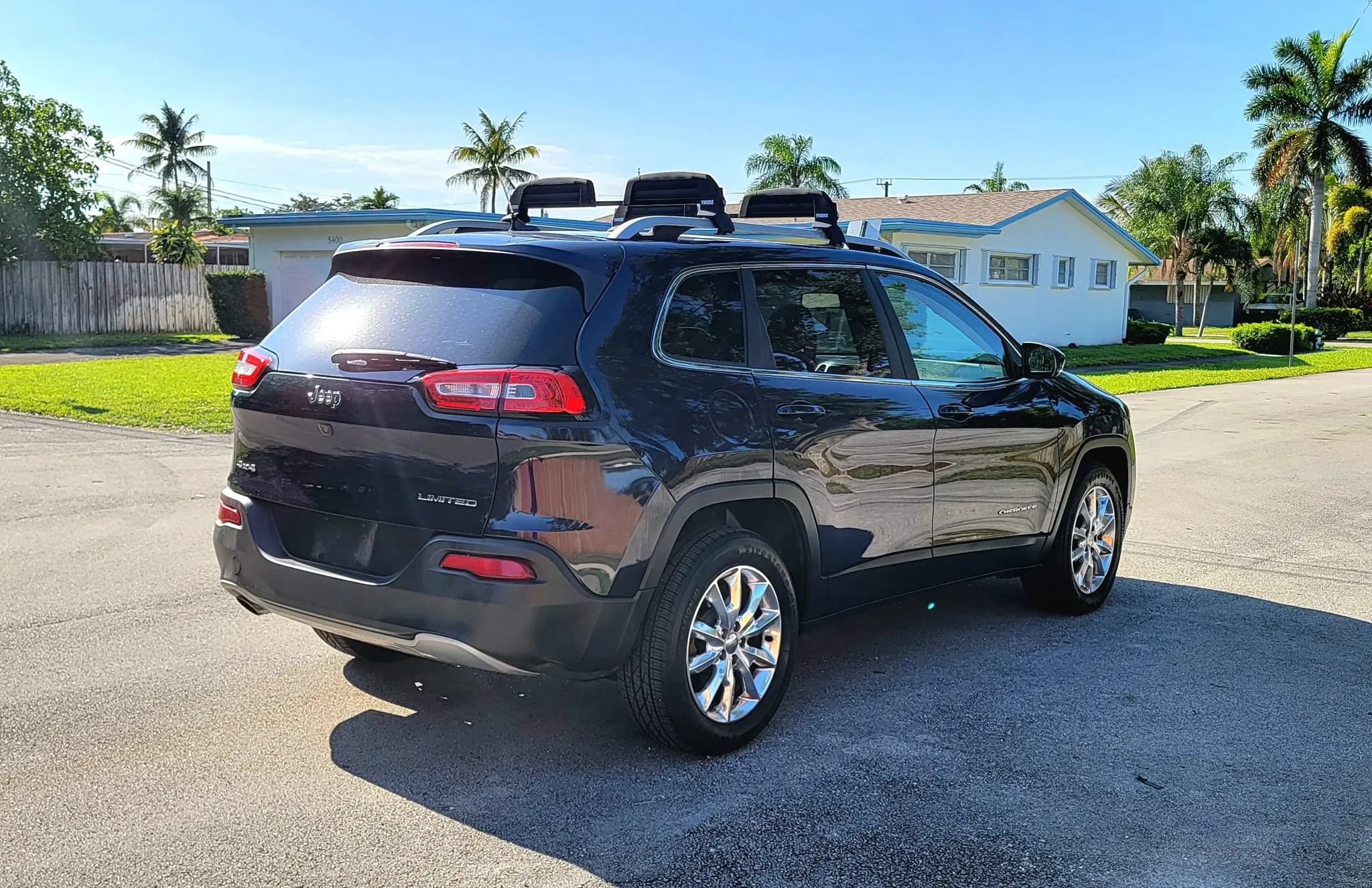 Used 2014 Jeep Cherokee Limited w/ Luxury Group AWD/4WD image 13