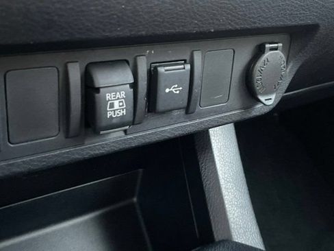 Used 2020 Toyota Tacoma SR5 AWD/4WD image 15