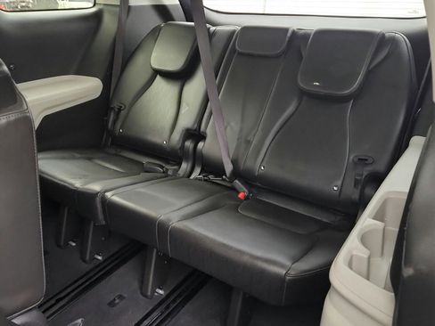 Used 2022 Kia Carnival LX FWD image 15
