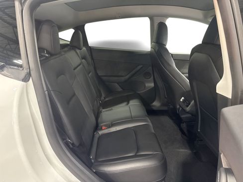 Certified 2022 Tesla Model Y Long Range AWD/4WD image 11