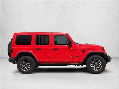 Used 2025 Jeep Wrangler Unlimited Sahara AWD/4WD image 4