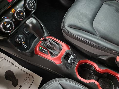 Used 2016 Jeep Renegade Trailhawk w/ Premium Trailhawk Package image 27