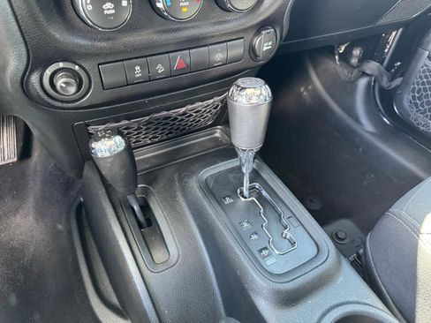 Used 2018 Jeep Wrangler Unlimited Sahara AWD/4WD image 6