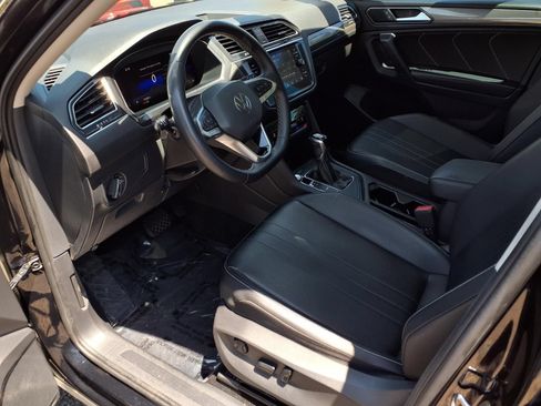 Used 2023 Volkswagen Tiguan SE w/ Panoramic Sunroof Package FWD image 16