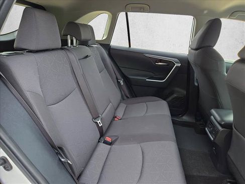 Used 2021 Toyota RAV4 XLE AWD/4WD image 17