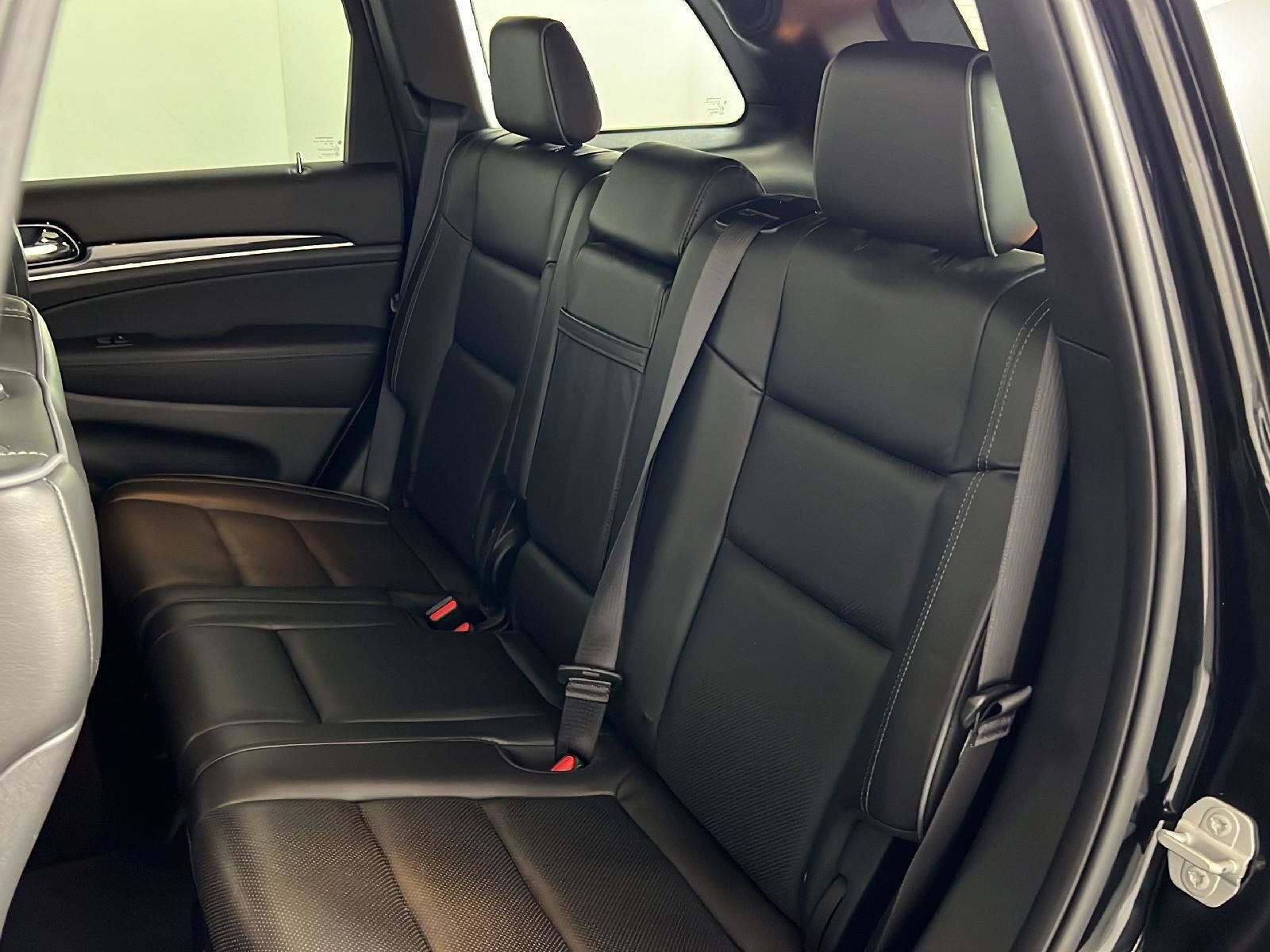 Used 2020 Jeep Grand Cherokee Overland AWD/4WD image 4