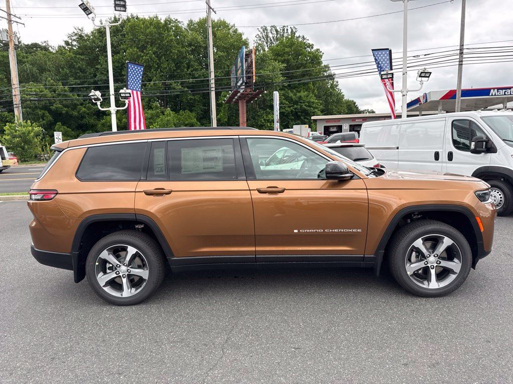 New 2026 Jeep Grand Cherokee L Limited w/ MOPAR Finishing Package AWD/4WD image 4