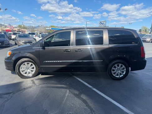 Used 2014 Chrysler Town & Country Touring FWD image 6