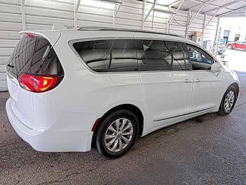 Used 2018 Chrysler Pacifica Touring-L FWD image 2