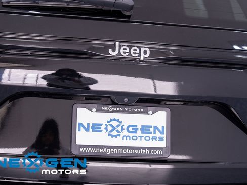 Used 2022 Jeep Grand Cherokee Limited image 34