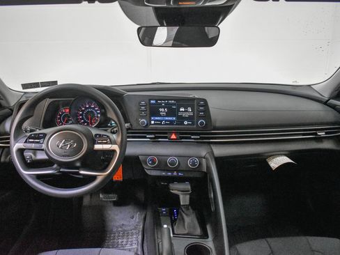 Used 2023 Hyundai Elantra SE w/ Preferred Accessory Package image 11