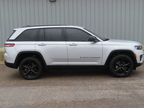 Used 2023 Jeep Grand Cherokee Altitude AWD/4WD image 2