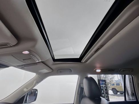 Used 2022 Nissan Armada SL image 22