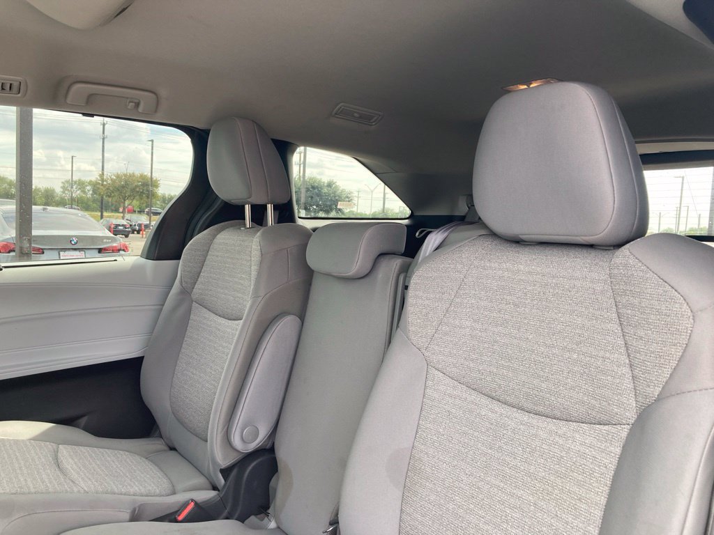 Used 2025 Toyota Sienna LE FWD image 9