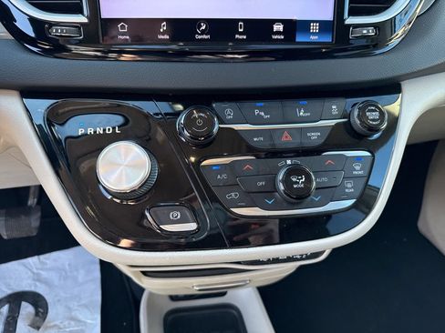 Used 2023 Chrysler Pacifica Touring-L FWD image 25