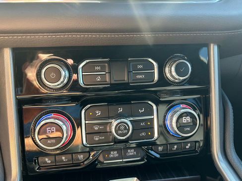 Used 2022 GMC Yukon XL Denali image 15