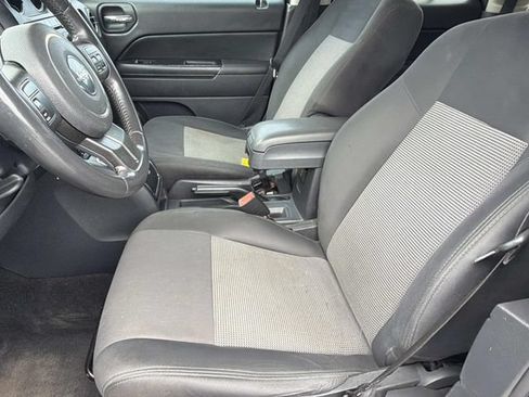 Used 2014 Jeep Patriot Latitude FWD image 16