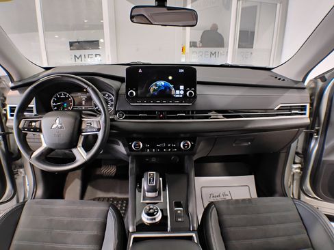 Used 2023 Mitsubishi Outlander SE image 28
