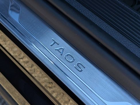 Used 2025 Volkswagen Taos SE w/ Panoramic Sunroof Package image 39