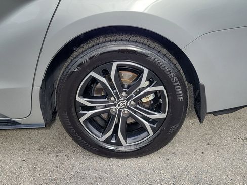 Used 2025 Toyota Sienna Platinum image 28