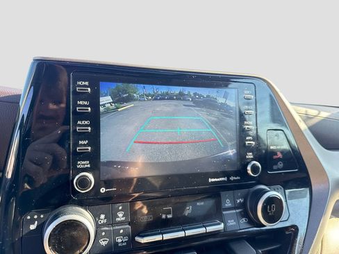 Used 2021 Toyota Highlander XLE AWD/4WD image 19