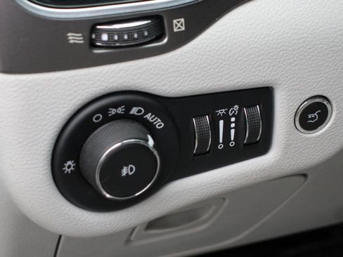 Used 2020 Jeep Cherokee Limited image 19