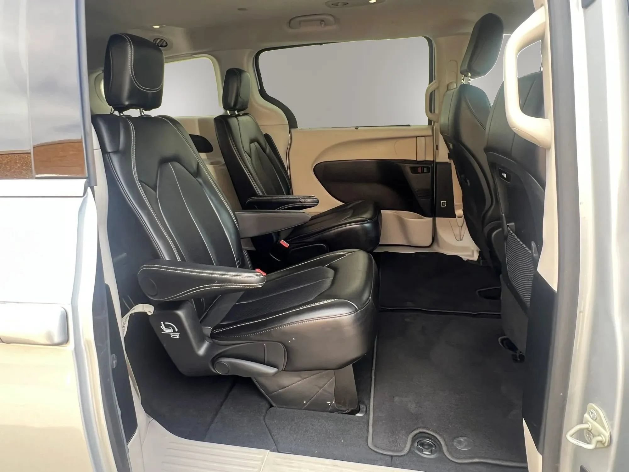 Used 2024 Chrysler Pacifica Touring-L FWD image 30