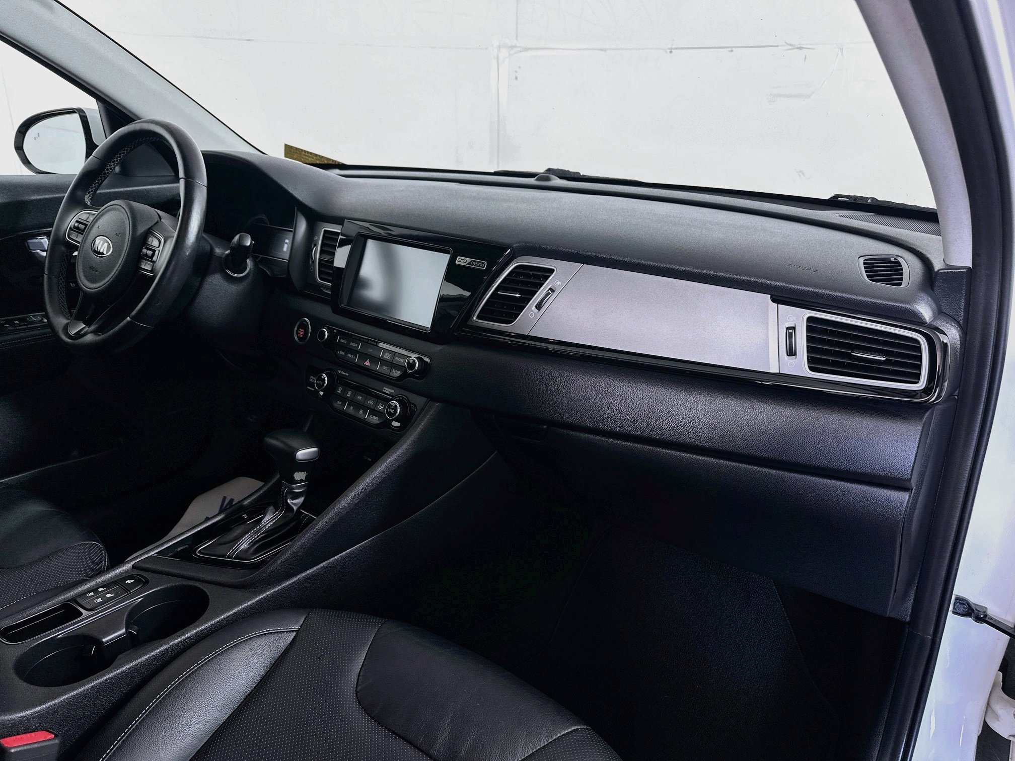 Used 2017 Kia Niro Touring FWD image 31