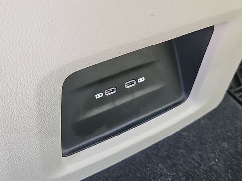 Used 2025 Volkswagen Atlas SE image 13