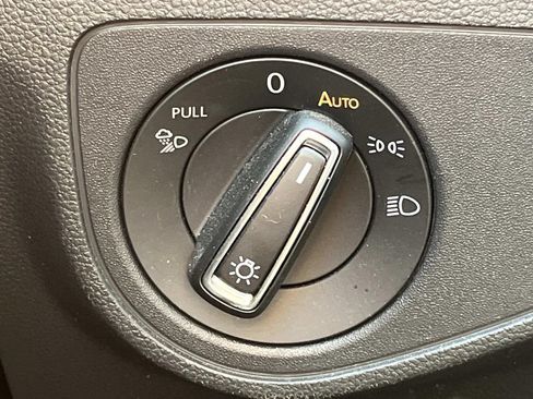 Used 2020 Volkswagen Atlas Cross Sport SE FWD image 34