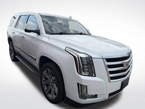 Used 2017 Cadillac Escalade Luxury AWD/4WD image 2