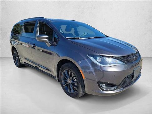 Used 2020 Chrysler Pacifica Touring-L w/ Advanced Safetytec Group image 3