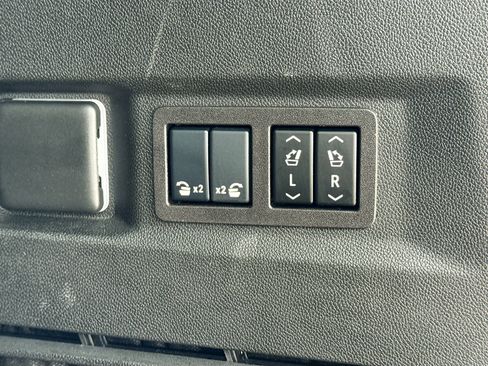 Used 2024 GMC Yukon Denali RWD image 12