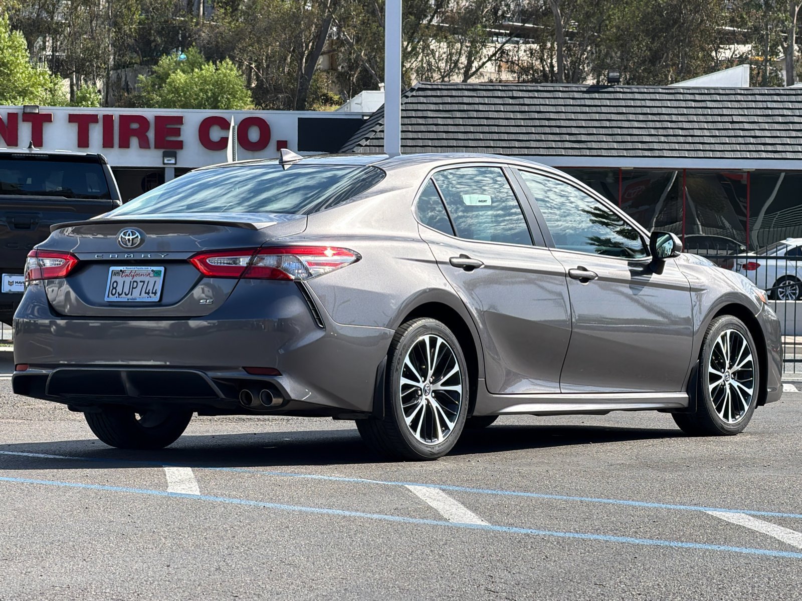Used 2019 Toyota Camry SE w/ Convenience Package FWD image 5