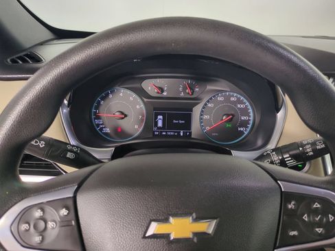 Used 2022 Chevrolet Traverse LS FWD image 33