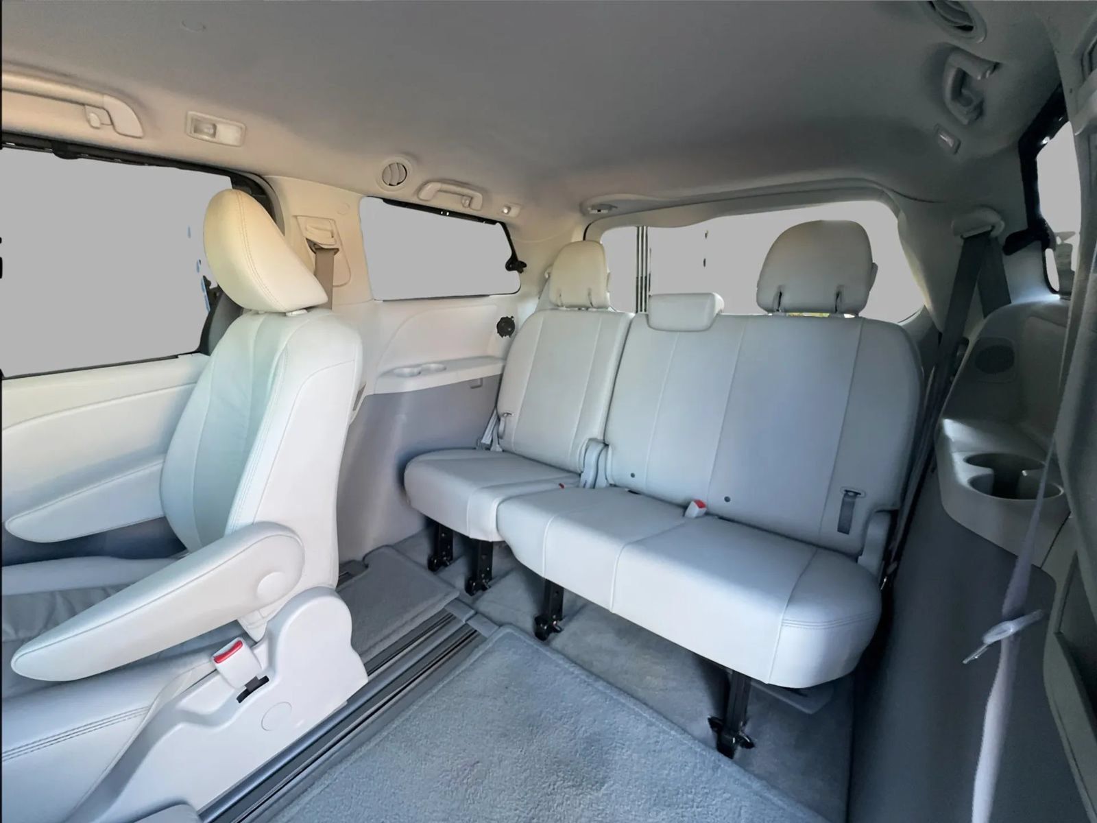 Used 2011 Toyota Sienna XLE w/ Premium Pkg FWD image 32