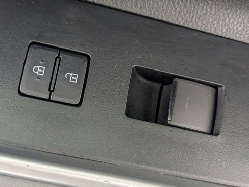 Used 2023 Toyota Highlander LE AWD/4WD image 34