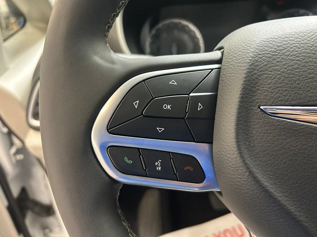 Used 2024 Chrysler Pacifica Touring-L FWD image 20