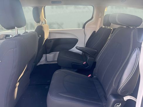 Used 2023 Chrysler Voyager LX FWD image 9
