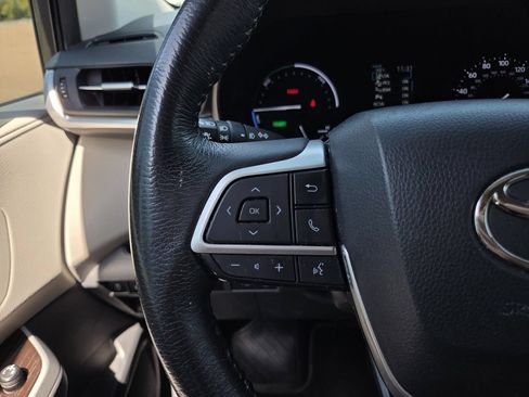 Used 2022 Toyota Sienna XLE FWD image 25