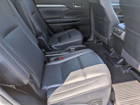 Used 2019 Toyota Highlander XLE AWD/4WD image 29