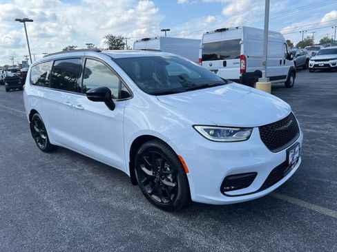 New 2026 Chrysler Pacifica Limited w/ S Appearance Package image 10