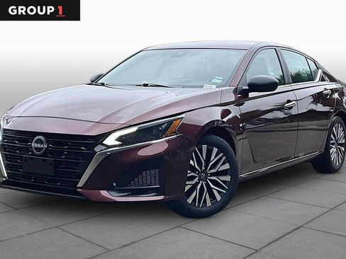 Certified 2025 Nissan Altima 2.5 SV FWD image 1