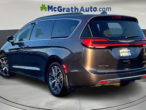 Used 2022 Chrysler Pacifica Touring-L image 4