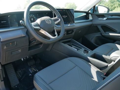 New 2025 Volkswagen Tiguan SE AWD/4WD image 3