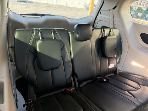 Used 2023 Chrysler Pacifica Touring-L FWD image 21